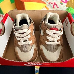 NEW Nike Toddler Tan and Cream Sneakers Size 4